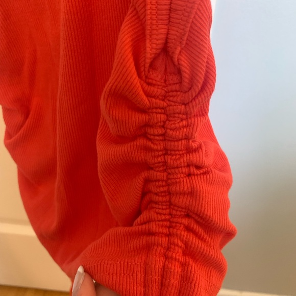 Red tank top with knots on the side - Picture 4 of 4